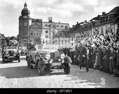 Das Bild der Nazi-Propaganda! Zeigt Adolf Hitler, wie er nach dem Münchener Abkommen vom 29. September 1938, dem 6. Oktober 1938, in Schluckenau (Sluknov in der Tschechischen Republik) begeistert begrüßt wird. Fotoarchiv für Zeitgeschichte Stockfoto