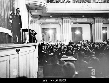 Das Bild der Nazi-Propaganda! Zeigt eine Versammlung, in der Hitler eingeladen wurde, eine Rede zu halten, in der es um die Entwicklung des neuen Deutschlands und die Aufgaben der jungen Akademiker ging, in der Neuen Welt in Berlin, Dezember 1930. Fotoarchiv für Zeitgeschichte Stockfoto