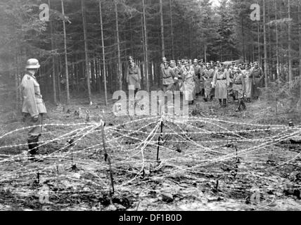 Das Bild der Nazi-Propaganda! Adolf Hitler besucht Anfang Oktober 1938 nach dem Münchner Abkommen vom 29. September 1938 die tschechischen Verteidigungsposten der Schöberlinie (Lusatiangebirge in der Tschechischen Republik) in Sudetenland. Fotoarchiv für Zeitgeschichte Stockfoto
