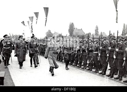 Das Bild der Nazi-Propaganda! Shows Adolf Hitler während der feierlichen Eröffnungszeremonie der Reichsautobahn Dresden - Meerane am Autobahnkreuz Dresden Altstadt in Chemnitz, Deutschland, 25. Juni 1937. Fotoarchiv für Zeitgeschichte Stockfoto