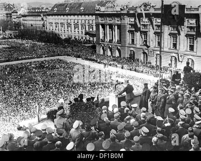 Das Bild der Nazi-Propaganda! Adolf Hitler auf dem Balkon der Hofburg verkündet am 15. März 1938 die Annexion Österreichs in das Deutsche Reich vor der Menschenmenge auf dem Heldenplatz in Wien. Fotoarchiv für Zeitgeschichte Stockfoto