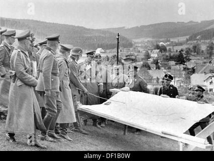 Das Bild der Nazi-Propaganda! Adolf Hitler (von der Seite, 3-l) und seine Anhänger besuchen die tschechischen Verteidigungsposten in der Nähe von Neuberbersdorf (Bezirk Freudenthal/tschechisches Bruntal) in Sudetenland Anfang Oktober 1938 nach dem Münchner Abkommen vom 29. September 1938. Fotoarchiv für Zeitgeschichte Stockfoto