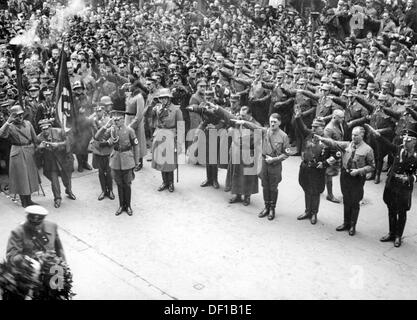 Das Bild der Nazi-Propaganda! Zeigt Adolf Hitler unter seinen Anhängern während der Gedenkfeier für die Opfer der Bierhalle Putsch vom 9. November 1923 an der Feldherrenhalle in München am 9. November 1933. Zu Hitlers Linken: Hermann Göring. Ganz rechts, Reichsführer SS Heinrich Himmler. Fotoarchiv für Zeitgeschichte Stockfoto