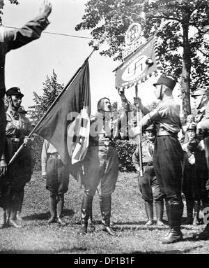 Adolf Hitler wird mit einem SA-Regiment "Germany Wake up" abgebildet. Datum und Ort unbekannt. Im Hintergrund: Hermann Göring. Fotoarchiv für Zeitgeschichte Stockfoto