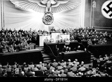 Das Bild der Nazi-Propaganda! Zeigt Reichskanzler Adolf Hitler mit einer Rede vor dem Reichstag in der Kroll-Oper in Berlin, 6. Oktober 1939. Fotoarchiv für Zeitgeschichte Stockfoto