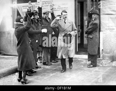 Das Bild der Nazi-Propaganda! Adolf Hitler verlässt im Zusammenhang mit der Wahl der Landesregierung in Bayern am 24. April 1932 eine Wahlstation in München. Fotoarchiv für Zeitgeschichte Stockfoto