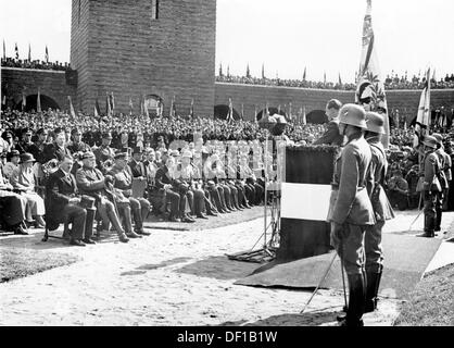 Das Bild der Nazi-Propaganda! Zeigt Reichskanzler Adolf Hitler während der Gedenkfeier am Tannenberg Memorial am 27. August 1933. Die Rede wird von Erich Koch, dem NSDAP Gauleiter von Ostpreußen, gehalten. In der ersten Reihe (l-r): Adolf Hitler, Reichspräsident Paul von Hindenburg, Ministerpräsident Hermann Göring, Vizekanzler Franz von Papen, Kriegsminister Werner von Blomberg und Führer des Marinehauptkommandos Erich Raeder. Fotoarchiv für Zeitgeschichte Stockfoto