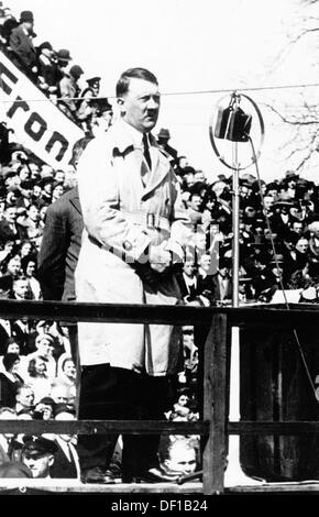 Das Bild der Nazi-Propaganda! Adolf Hitler hält 1932 in Dresden eine Rede. Fotoarchiv für Zeitgeschichte Stockfoto