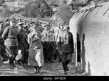 Das Bild der Nazi-Propaganda zeigt Adolf Hitler, der Anfang Oktober nach dem Münchner Abkommen vom 29. September 1938 in Sudetenland einen tschechischen Bunker in der Nähe des Dorfes Neuerbersdorf (Bezirk Freudenthal/tschechischer Bruntal) besucht hat. Fotoarchiv für Zeitgeschichte Stockfoto