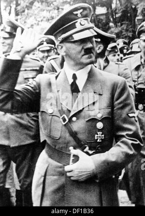 Das Bild der Nazi-Propaganda! Adolf Hitler marschiert im September 1939 nach der Invasion Polens und dem Beginn des Zweiten Weltkriegs entlang eines Regiments Fotoarchiv für Zeitgeschichte Stockfoto