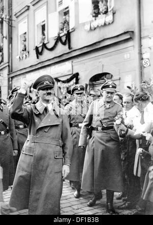Das Bild der Nazi-Propaganda! Adolf Hitler wird im Oktober 1938 nach dem Münchener Abkommen vom 29. September 1938 von einer jubelnden Menge in Sudetenland begrüßt. Datum und Ort unbekannt. Fotoarchiv für Zeitgeschichte Stockfoto