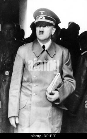 Das Bild der Nazi-Propaganda! Zeigt Adolf Hitler mit einer Zeitung unter dem Arm. Datum und Ort unbekannt. Fotoarchiv für Zeitgeschichte Stockfoto