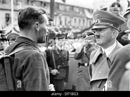 Das Bild der Nazi-Propaganda! Adolf Hitler spricht am 3. Oktober 1938 nach dem Münchner Abkommen vom 29. September 1938 mit Mitgliedern des Freikorps in Asch in Sudentenland. Fotoarchiv für Zeitgeschichte Stockfoto