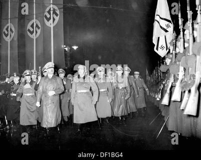 Das Bild der Nazi-Propaganda! Adolf Hitler geht am Ehrenunternehmen am Vorplatz des Görlitzer Bahnhofs (Görlitzer Bahnhof) in Berlin, Deutschland, am 19. März 1939 vorbei. Halb verborgen hinter Hitler, Hermann Göring, links General Walther von Brauchitsch und Admiral Erich Raeder (schwarze Uniform). Fotoarchiv für Zeitgeschichte Stockfoto