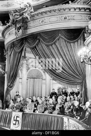 Das Bild von der Nazi-Propaganda! Adolf Hitler zeigt in der Luxussuite an der Berliner Staatsoper unter Den Linden in Berlin, Deutschland, anlässlich der Heldengedenktag (Tag des Gedenkens der Helden) am 12. März 1939. Erste Zeile (l-R): Reich Propagandaminister Joseph Goebbels, Generalfeldmarschall Wilhelm Keitel, Hitler, Oberbefehlshaber der Armee Walther von Brauchitsch, General der Luftwaffe Hans-Jürgen Stumpff, General Fedor von Bock. Hinter Bock Krieg Leiter der nationalsozialistischen des Opfers Pflege Hanns Oberlindober. 4-R SS-Obergruppenführer Reinhard Heydrich. Um die richtige Markenphilosophie Stockfoto