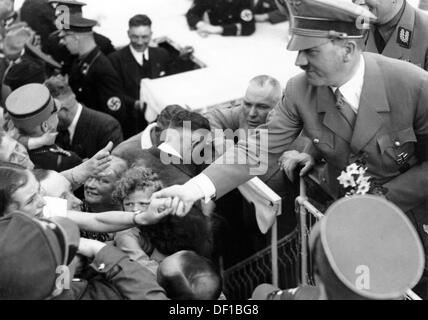 Das Bild der Nazi-Propaganda! Zeigt Adolf Hitler bei einem festlichen Empfang. Datum und Ort unbekannt. Fotoarchiv für Zeitgeschichte Stockfoto