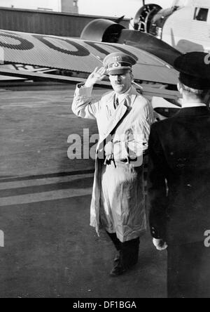 Das Bild der Nazi-Propaganda! Zeigt Adolf Hitler vor einem Junkers G 38 D 2500 nach seiner Ankunft am Flughafen Tempelhof in Berlin, Deutschland, am 25. August 1939. Fotoarchiv für Zeitgeschichte Stockfoto