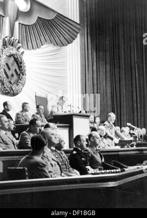 Das Bild der Nazi-Propaganda! Zeigt Reichskanzler Adolf Hitler bei einer Rede vor dem Reichstag in der Kroll-Oper in Berlin, 11. Dezember 1941. In dieser Rede erklärte Hitler den USA den Krieg. Fotoarchiv für Zeitgeschichte Stockfoto