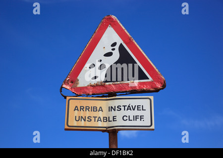 Madeira Road Sign Arriba Instável, instabiler Klippe, Vorsicht Steinschlag Stockfoto