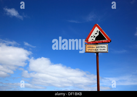 Madeira Road Sign Arriba Instável, instabiler Klippe, Vorsicht Steinschlag Stockfoto