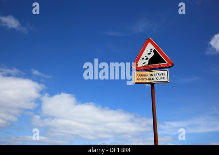 Madeira Road Sign Arriba Instável, instabiler Klippe, Vorsicht Steinschlag Stockfoto