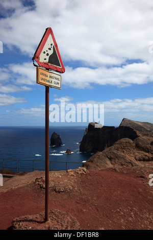 Madeira Road Sign Arriba Instável, instabiler Klippe, Vorsicht Steinschlag Stockfoto