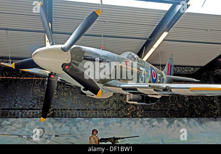 Spitfire FR Mk.XVIIIe angezeigt, das Kriegsmuseum Overloon. Umgebaut, um eine Mk.XIVc mit No.322 (Niederländisch) Squadron darstellen Stockfoto