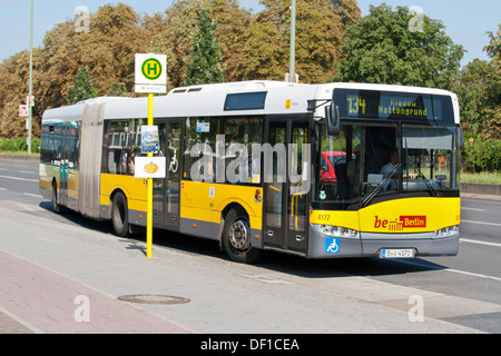 Ein einzelnes kurvenreich Doppeldeckerbus in Spandau, Berlin, Deutschland Stockfoto