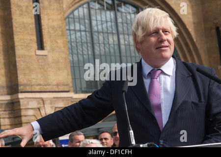 London, UK. 26. September 2013. Londoner Bürgermeister Boris Johnson spricht bei der Eröffnung des Kings Cross Quadrat nach der Station £550m Sanierung. Bildnachweis: Paul Davey/Alamy Live-Nachrichten Stockfoto