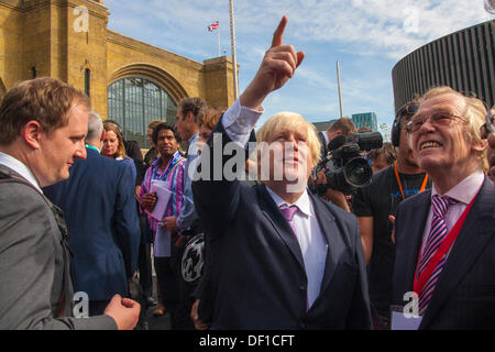 London, UK. 26. September 2013. Londoner Bürgermeister Boris Johnson bei der feierlichen Eröffnung des Kings Cross Quadrat nach der Station £550m Sanierung. Bildnachweis: Paul Davey/Alamy Live-Nachrichten Stockfoto