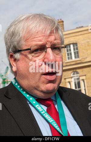 London, UK. 26. September 2013. Rt Hon Patrick McLoughlin, Staatssekretär für Verkehr bei der feierlichen Eröffnung des Kings Cross Quadrat nach der Station £550m Sanierung. Bildnachweis: Paul Davey/Alamy Live-Nachrichten Stockfoto