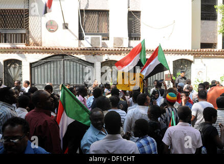 Kairo, Kairo, Ägypten. 26. September 2013. Sudanesische Demonstranten halten ihre Nationalflaggen und Plakate während einer Protestaktion gegen die sudanesische Regierung und Präsident Omar al-Bashir vor sudanesischen Botschaft in Kairo am 26. September 2013 Credit: Ahmed Asad/APA Images/ZUMAPRESS.com/Alamy Live News Stockfoto