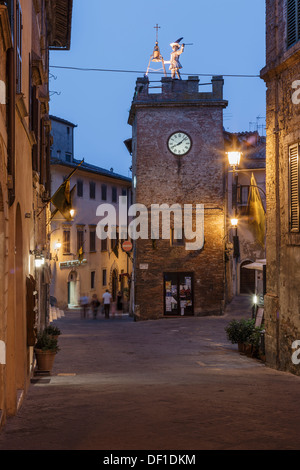Der Corso e Turm Pulcinella am Abend, Montepulciano, Toskana. Stockfoto