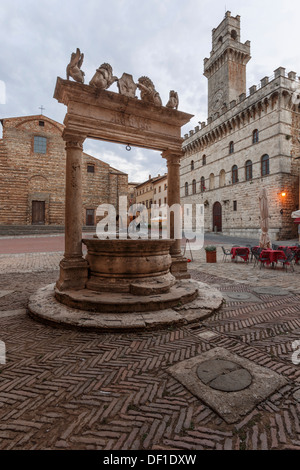 Der Palazzo Comunale und der alte Brunnen auf der Piazza Grande, Montepulciano, Toskana. Stockfoto