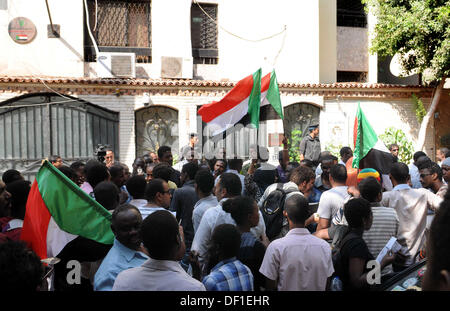 Kairo, Kairo, Ägypten. 26. September 2013. Sudanesische Demonstranten halten ihre Nationalflaggen und Plakate während einer Protestaktion gegen die sudanesische Regierung und Präsident Omar al-Bashir vor sudanesischen Botschaft in Kairo am 26. September 2013 Credit: Ahmed Asad/APA Images/ZUMAPRESS.com/Alamy Live News Stockfoto