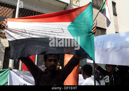 Kairo, Kairo, Ägypten. 26. September 2013. Sudanesische Demonstranten halten ihre Nationalflaggen und Plakate während einer Protestaktion gegen die sudanesische Regierung und Präsident Omar al-Bashir vor sudanesischen Botschaft in Kairo am 26. September 2013 Credit: Ahmed Asad/APA Images/ZUMAPRESS.com/Alamy Live News Stockfoto