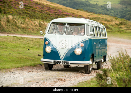 klassische VW 1965 original britischer RHD 21 Fenster Caravette Campervan Reisen rund um die Landschaft, Devon, UK Stockfoto