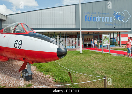 Hawker Hunter Mk 4 Tor Wächter am Eingang zu den Aviodrome Aviation Themenpark, Lelystad, Niederlande Stockfoto