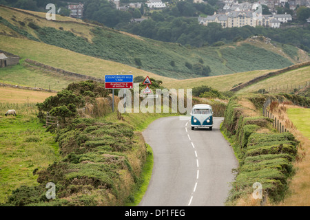 klassische VW 1965 original britischer RHD 21 Fenster Caravette Campervan Reisen rund um die Landschaft, Devon, UK Stockfoto