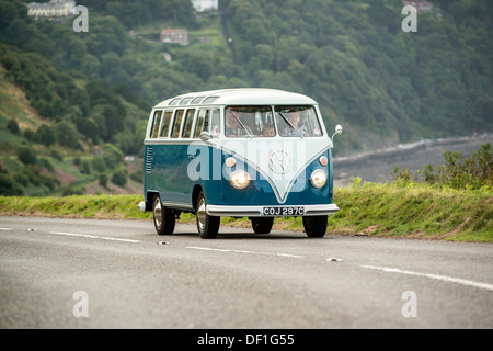 klassische VW 1965 original britischer RHD 21 Fenster Caravette Campervan Reisen rund um die Landschaft, Devon, UK Stockfoto