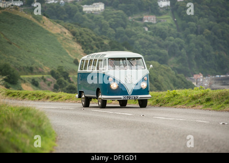 klassische VW 1965 original britischer RHD 21 Fenster Caravette Campervan Reisen rund um die Landschaft, Devon, UK Stockfoto