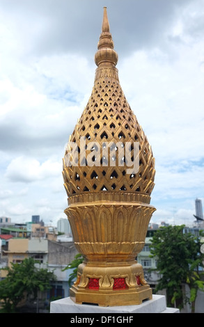 Dekorative Newel Kreuzblume auf Stufen des Wat Traimit in Bangkok Stockfoto