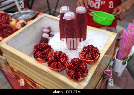 Frischer Granatapfelsaft für den Verkauf auf der Straße bei Yaowarat, Bangkok Stockfoto