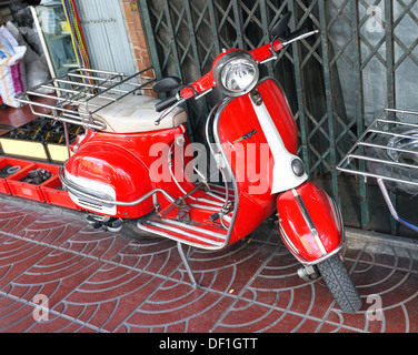 Oldtimer Vespa-Roller bei Yaowarat, Bangkok Stockfoto