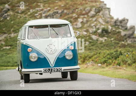 klassische VW 1965 original britischer RHD 21 Fenster Caravette Campervan Reisen rund um die Landschaft, Devon, UK Stockfoto