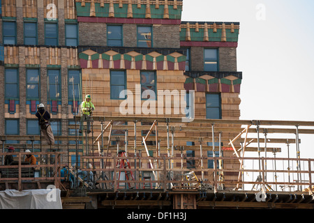 Hochhaus Baustelle mit Handwerkern, NYC, USA Stockfoto