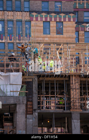 Hochhaus Baustelle mit Handwerkern, NYC, USA Stockfoto