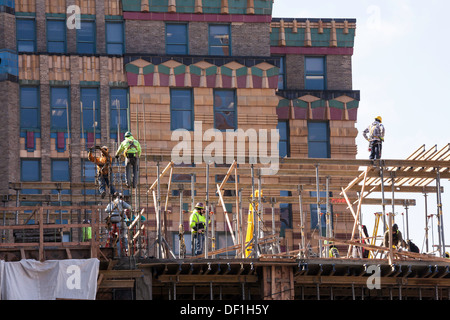 Hochhaus Baustelle mit Handwerkern Stockfoto