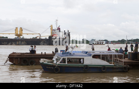 Boote auf dem Yangon-Fluß in Yangon, Birma angedockt. Stockfoto