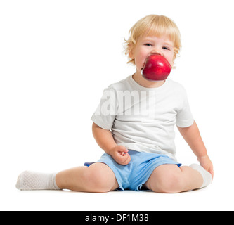 Kinder halten Apfel im Mund Stockfoto